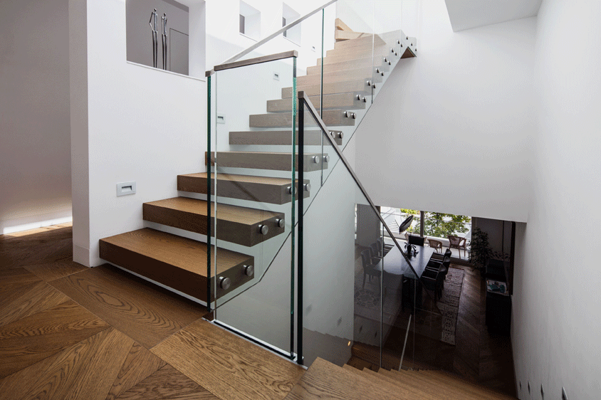 Kragarmtreppe mit glas und doppeltem Boden