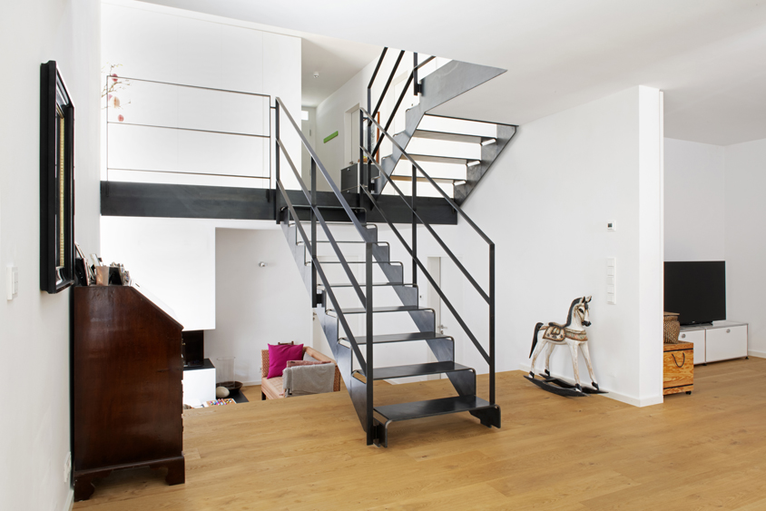 Treppe im Wohnraum - freistehende Schnittguttreppe cut it! von spitzbart