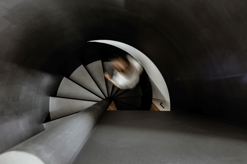 spindeltreppe ganz aus stahl mit geschlossenem Geländer