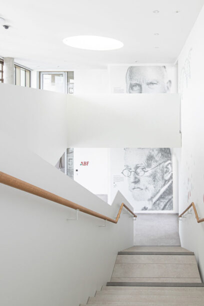 Flächiges Geländer aus Stahl an einer Betontreppe
