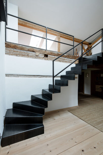 Faltwerktreppe aus Stahl im Altbau