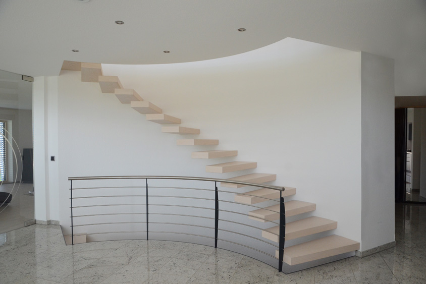 runde Kragarmtreppe aus Holz