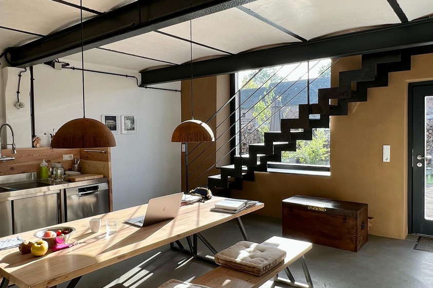 Treppe Zigzag mit Stahlstufen in einem Altbau.