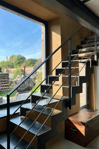 Wangentreppe zigzag aus Stahl im Birkenhof. Bauen im Bestand.