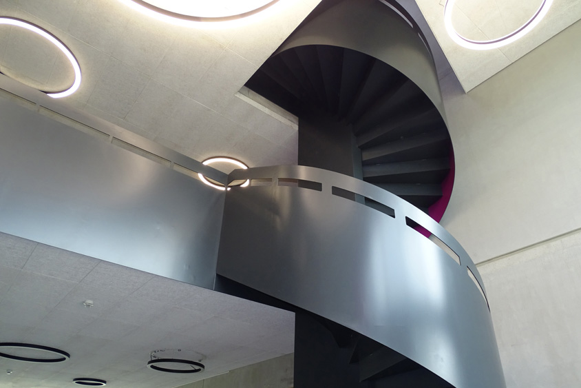 Spindeltreppe mit geländerhoher Wange im Begegnungszentrum Regensburg.