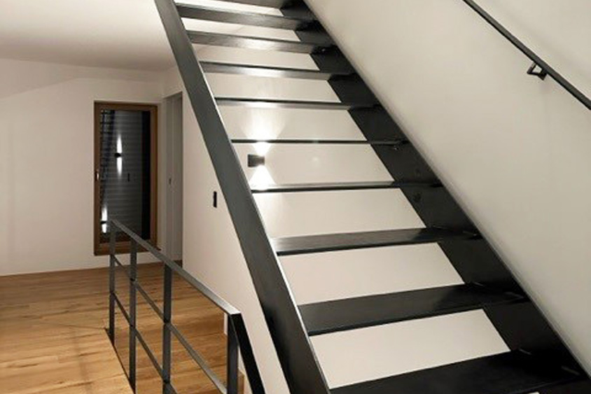 moderne Wangentreppe mit Stufen aus Stahl - zeitlos schön
