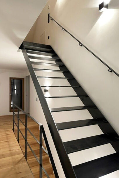 moderne Wangentreppe mit Stufen aus Stahl - zeitlos schön