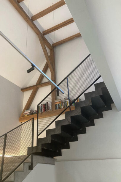 Geländer aus Metall an einer Treppe aus Beton