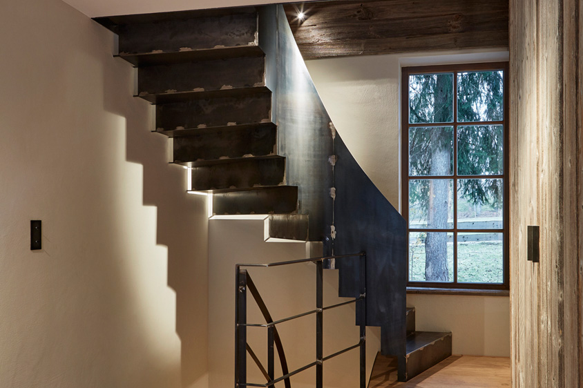 Faltwerktreppe aus Stahl in einem Holzhaus