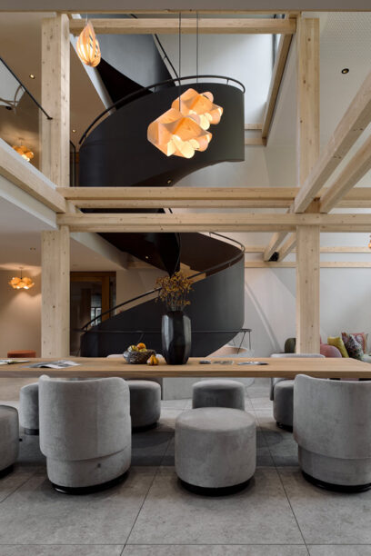 gebogene Wangentreppe im Hotel Bergeblick