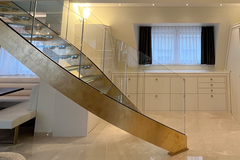 Wangentreppe aus Stahl mit Glas und Gold