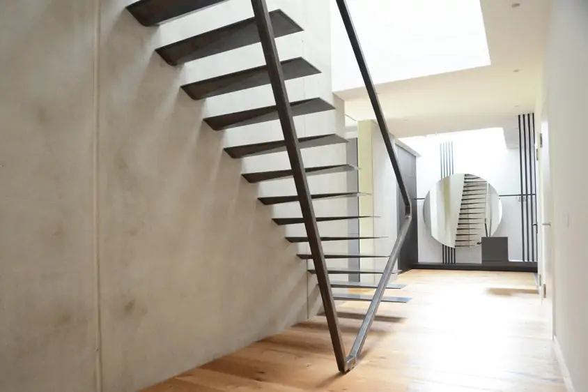 Kragarmtreppe aus Stahl im Einfamilienhaus