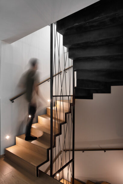 Faltwerktreppe mit Holz und Geländerharfe
