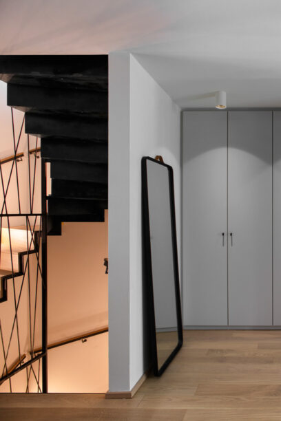 Faltwerktreppe mit Holzbela und Geländerharfe