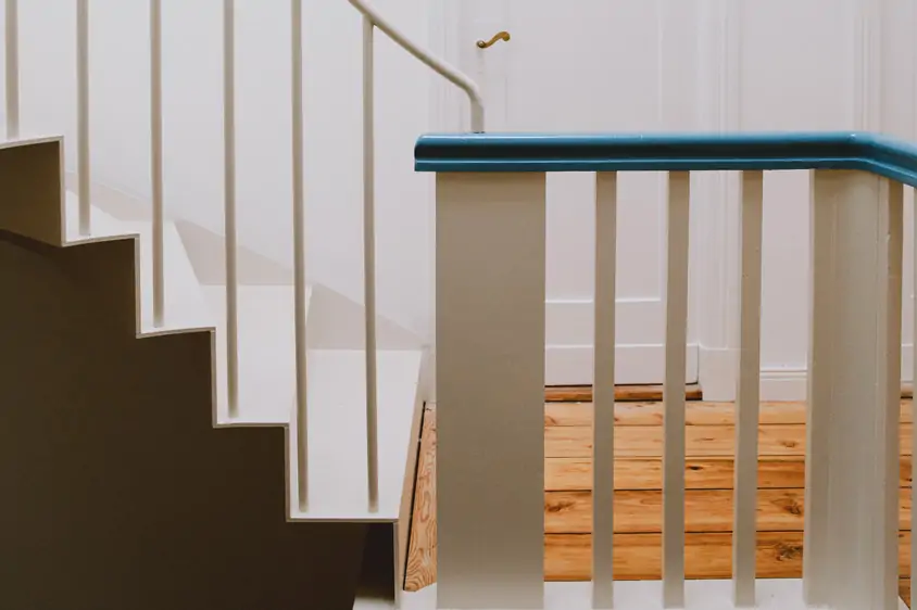 weiße Faltwerktreppe im Altbau