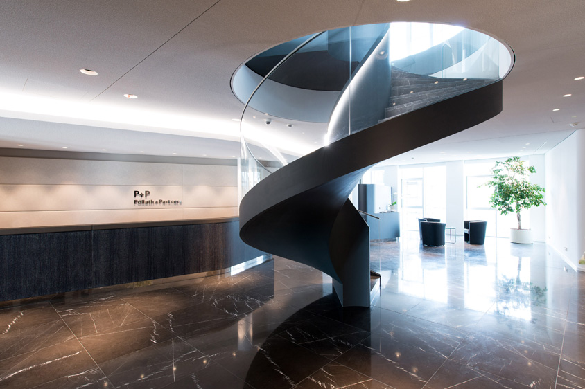 Designvielfalt - unterseitig verkleidete Foyertreppe mit Glasgeländer 