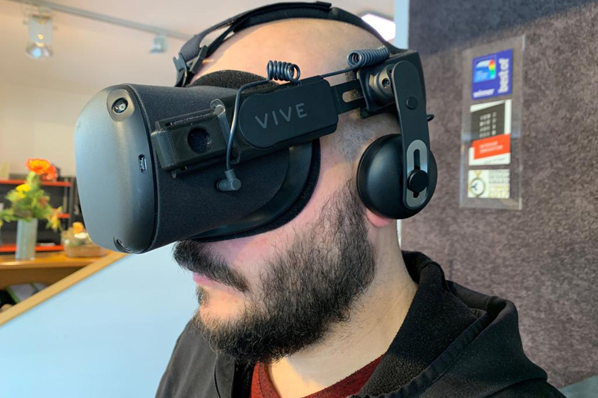 viruelle Begehung des Raumes mit Treppe mittels VR-Brille