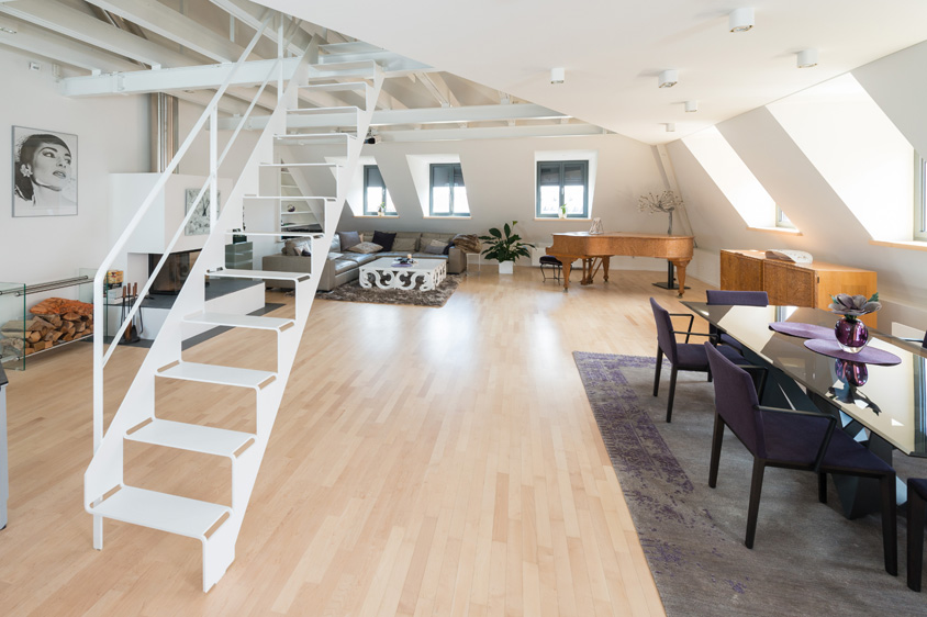 leicht wirkende Treppe aus Stahl