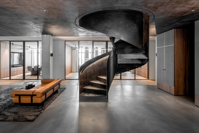 Treppe im Foyer eines exclusiven Büros - Spindeltreppe als Stahlfaltwerk mit geländerhoher Wange