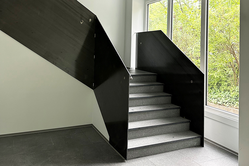 Geländer aus Stahl an einer Betontreppe