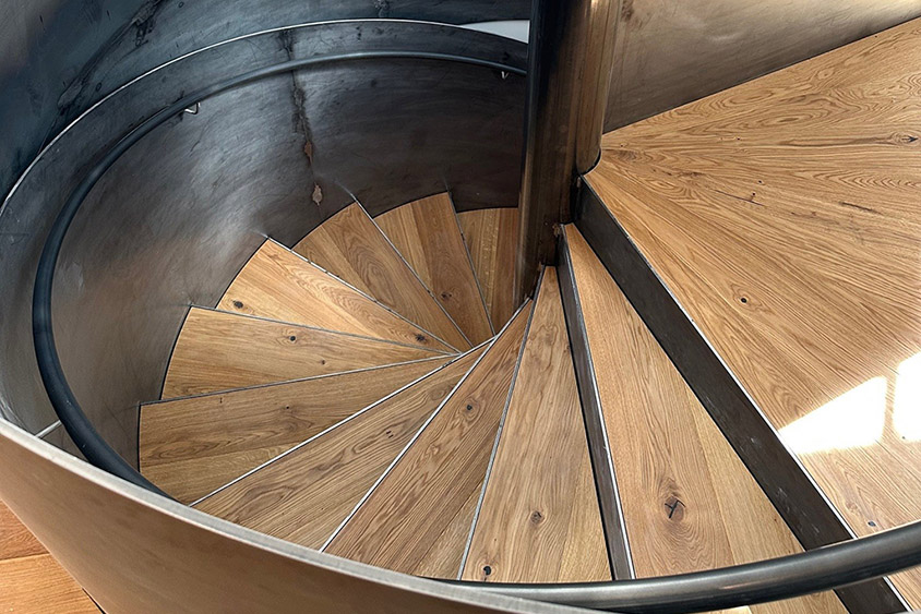Spindeltreppe von spitzbart aus Holz und Stahl