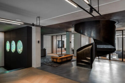 Spindeltreppe aus Stahl mit beleuchtetem Handlauf als Geschäftstreppe in einem Bürogebäude