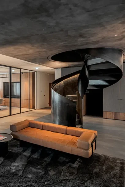 Spindeltreppe aus Stahl mit beleuchtetem Handlauf als Geschäftstreppe in einem Bürogebäude