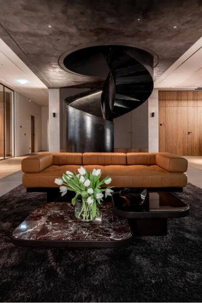 Spindeltreppe aus Stahl mit beleuchtetem Handlauf als Geschäftstreppe in einem Bürogebäude