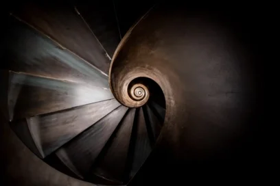 Spindeltreppe aus Stahl mit beleuchtetem Handlauf als Geschäftstreppe in einem Bürogebäude