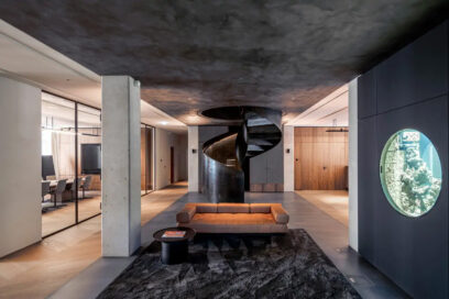 Spindeltreppe aus Stahl mit beleuchtetem Handlauf als Geschäftstreppe in einem Bürogebäude