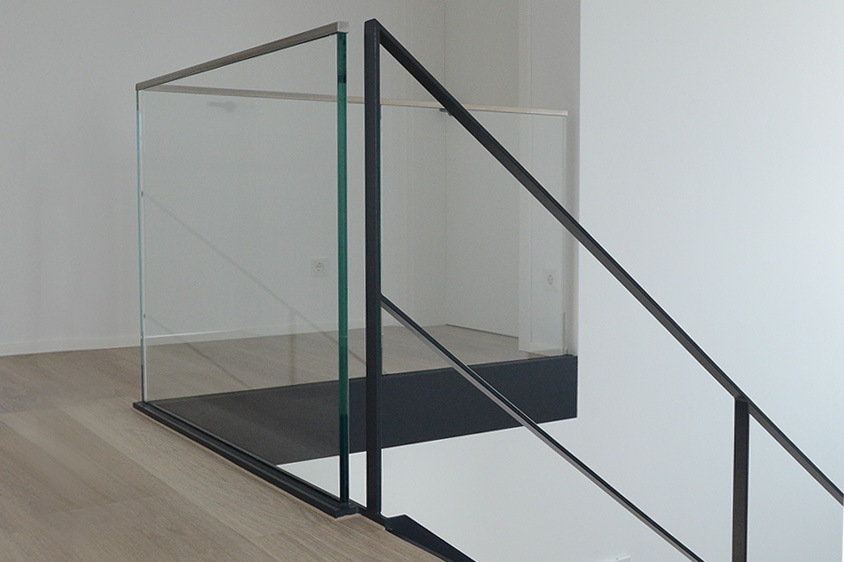 Anschluss Detail Treppe an Decke und Geländer von spitzbart