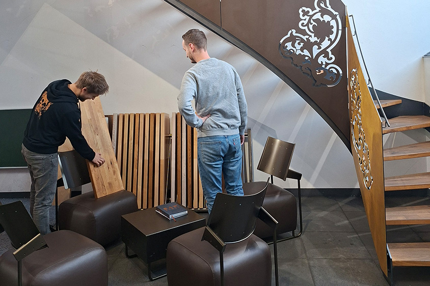 Materialberatung im treppenshowroom von spitzbart treppen