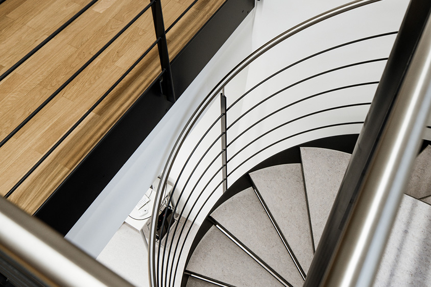 Treppe mit Materialmix - Stahl, beton, Holz, Edelstahl