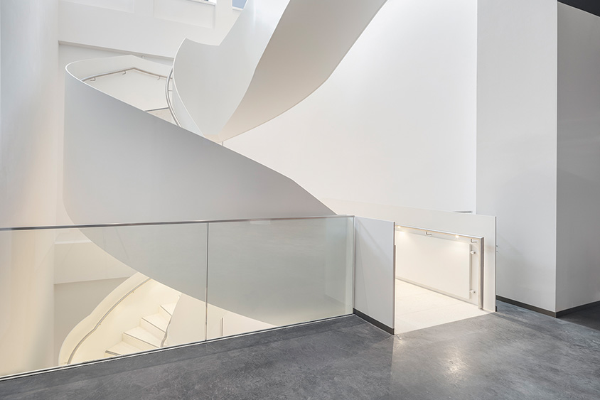 Geschäftstreppe von spitzbart treppen als runde Wangentreppe in einem Bankgebäude