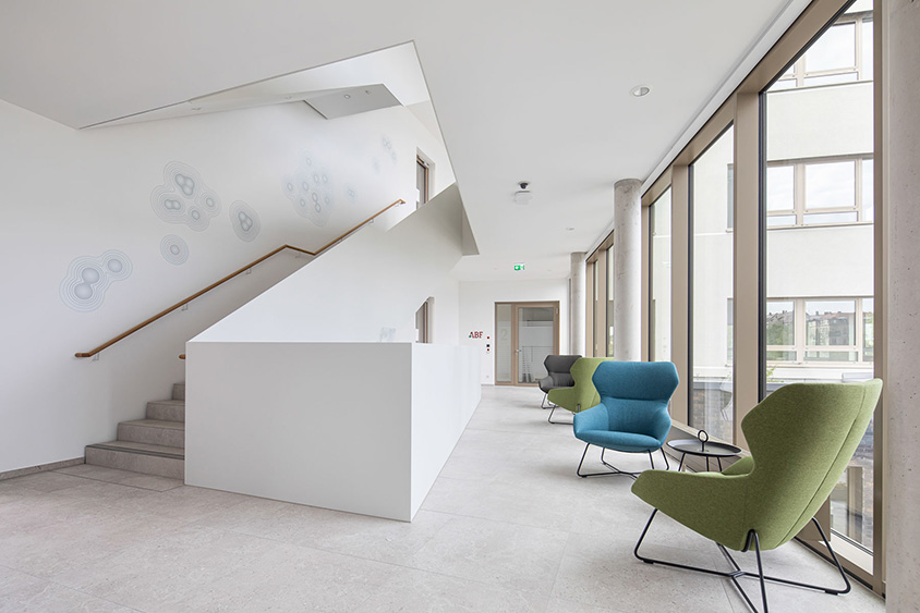 Treppen bei GS28 mit flächigem Geländer aus Stahlblech in weiß