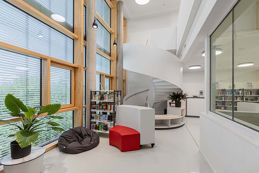 weiße Spindeltreppe in einem Schulgebäude