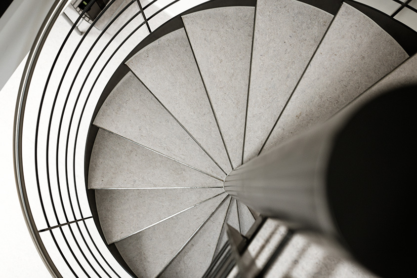 Treppe als Spindeltreppe in einer Schule