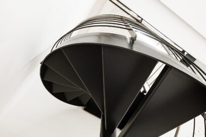 Treppe als Spindeltreppe in einer Schule