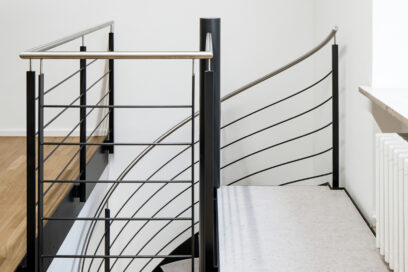 Galeriegeländer einer Spindeltreppe in einer Schule