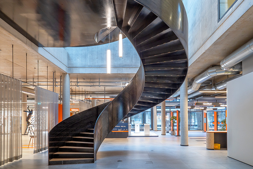 runde Wangentreppe aus Stahl als Geschäftstreppe