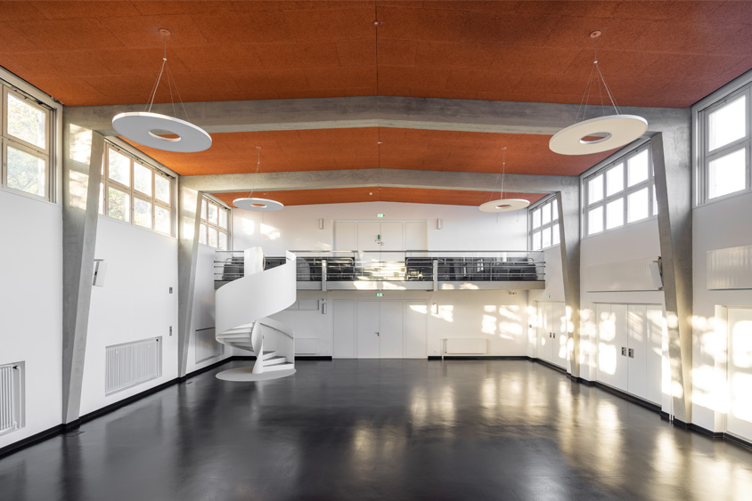 Schulhaustreppe in der Aula als Spindeltreppe von spitzbart treppen