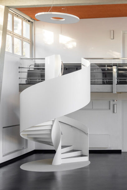 Schulhaustreppe in der Aula als Spindeltreppe von spitzbart treppen