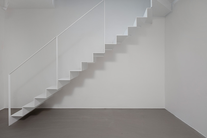 Faltwerktreppe mit Oberfläche in weiß von spitzbart treppen