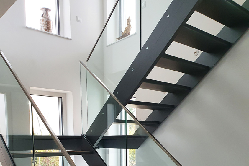 Wangentreppe kombiniert die Materialien stahl und Glas