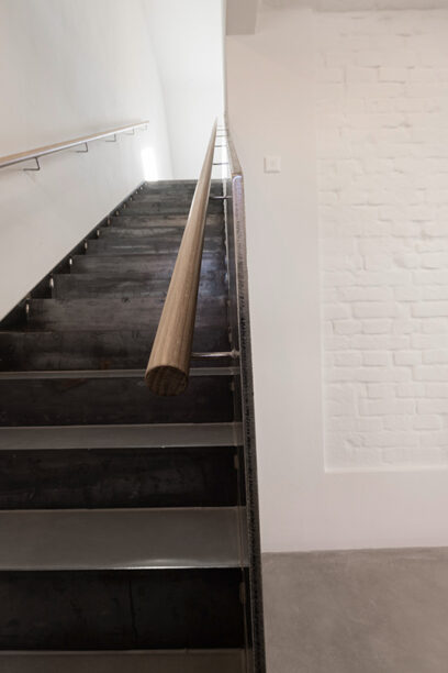 Treppe im Bauen im Bestand - gerade Faltwerktreppe aus Stahl mit geschlossenem Geländer