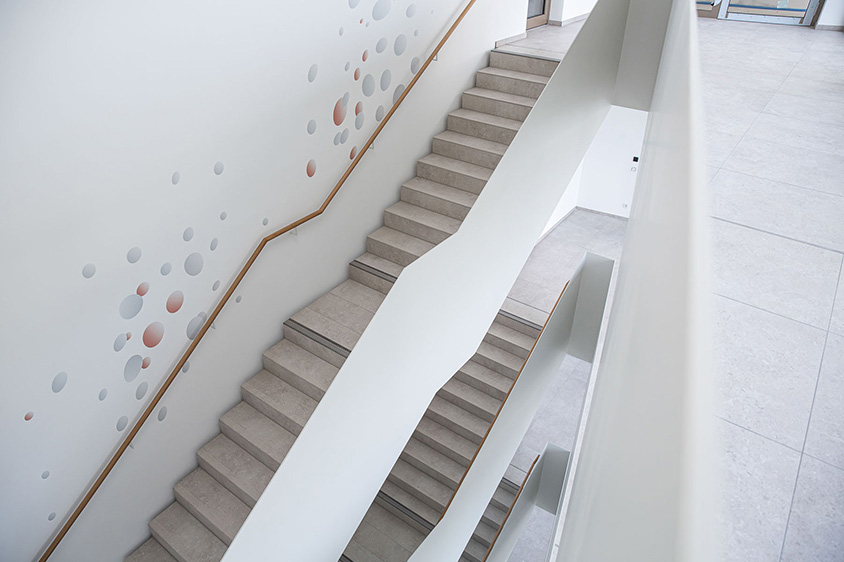 schlankes Geländer aus Stahl in einem öffentlichen gebäude von spitzbart treppen
