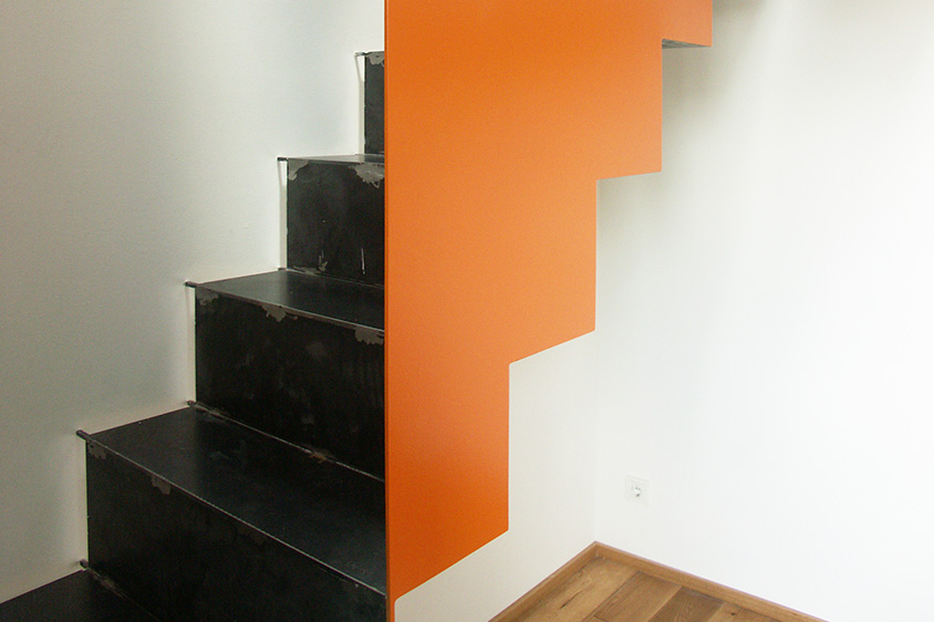 Treppe und Farbe - Falzwerktreppe aus Stahl mit Geländer in orange