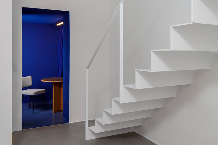 Treppe und Farbe - Faltwerktreppe in weiß